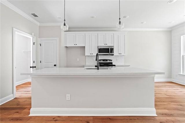 kitchen featuring a kitchen island with sink, stainless steel appliances, ornamental molding, a sink, and visible vents