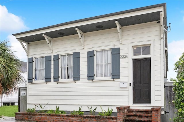 view of front of property featuring entry steps