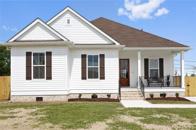 view of front of house featuring a porch, a front lawn, crawl space, and fence
