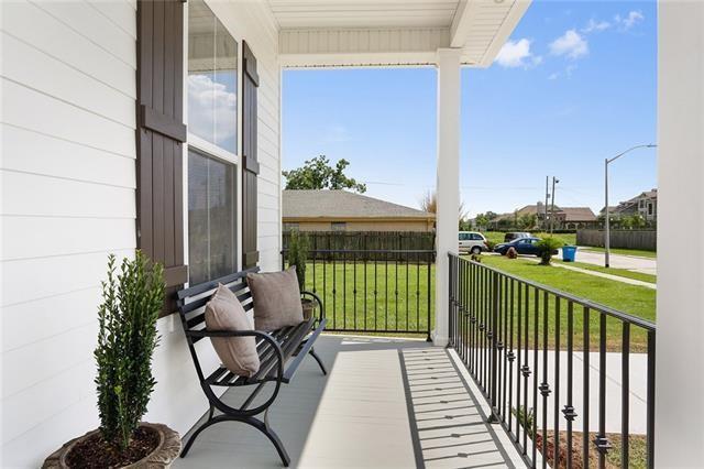 balcony featuring covered porch