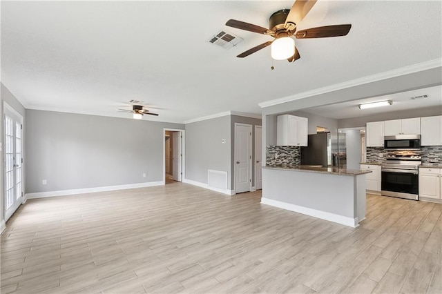 kitchen featuring tasteful backsplash, visible vents, stainless steel electric stove, and ceiling fan