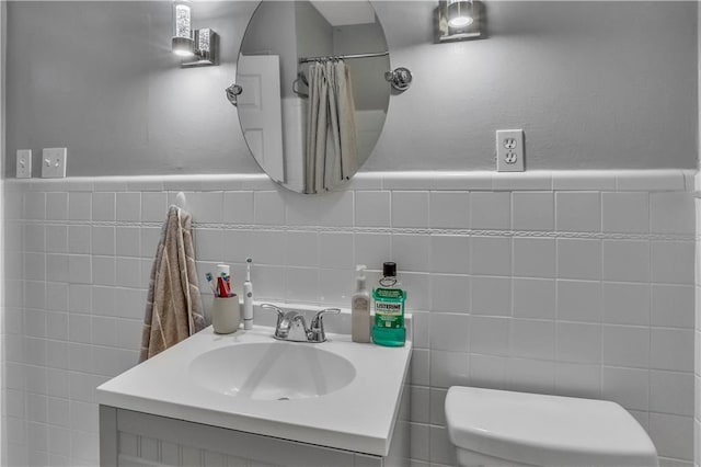 620 Maryland Ave, Metairie, LA 70003 - full bathroom with toilet, tile walls, a shower with curtain, and vanity