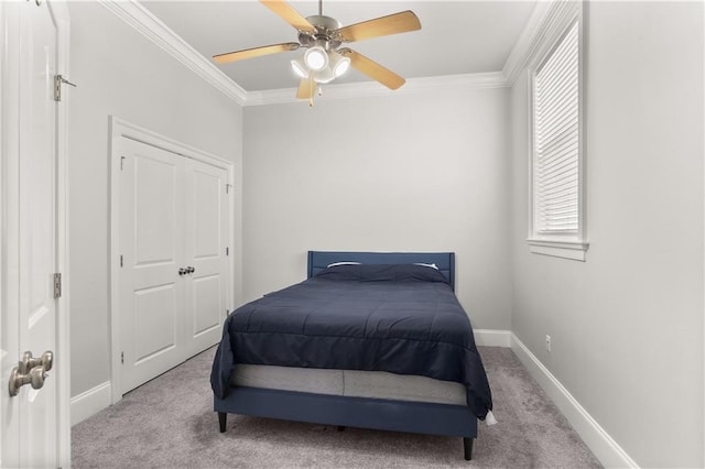 bedroom with carpet floors, a ceiling fan, baseboards, and crown molding