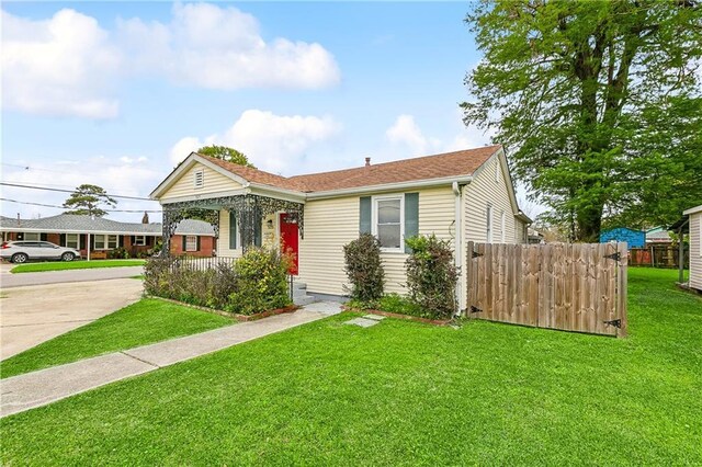view of front of house featuring driveway