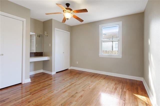 unfurnished bedroom featuring light wood-type flooring, baseboards, and ceiling fan