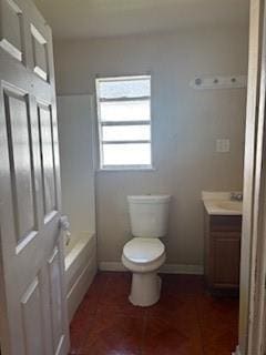 full bath featuring baseboards, a bathtub, toilet, and vanity