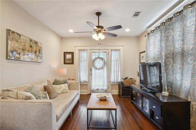 living room featuring ceiling fan, dark wood-style flooring, visible vents, baseboards, and recessed lighting