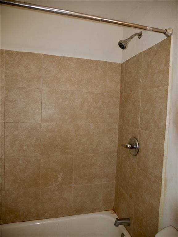 full bathroom featuring shower / bathtub combination with curtain