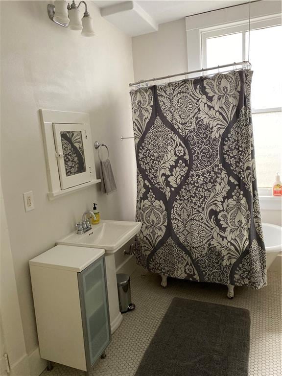 full bath featuring a sink and a shower with curtain