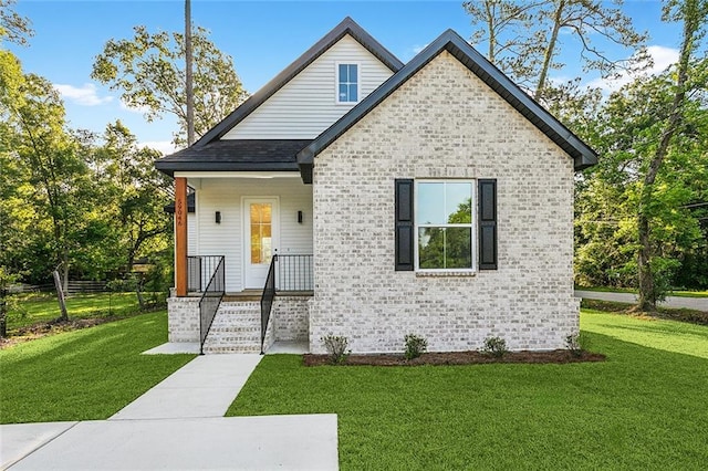 view of front of property featuring a front yard and brick siding
