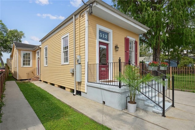 shotgun-style home with fence