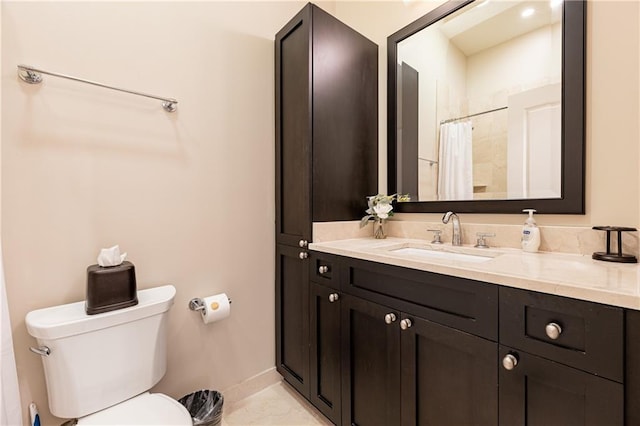bathroom with toilet, baseboards, a shower with curtain, and vanity