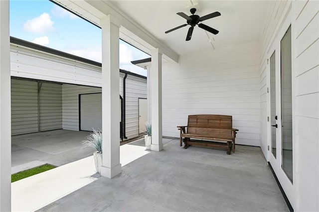 sunroom with ceiling fan