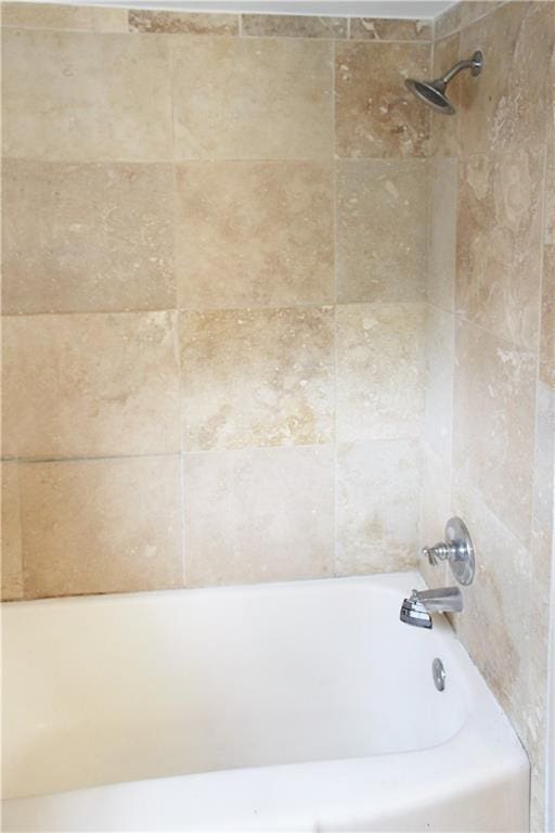bathroom with bathtub / shower combination