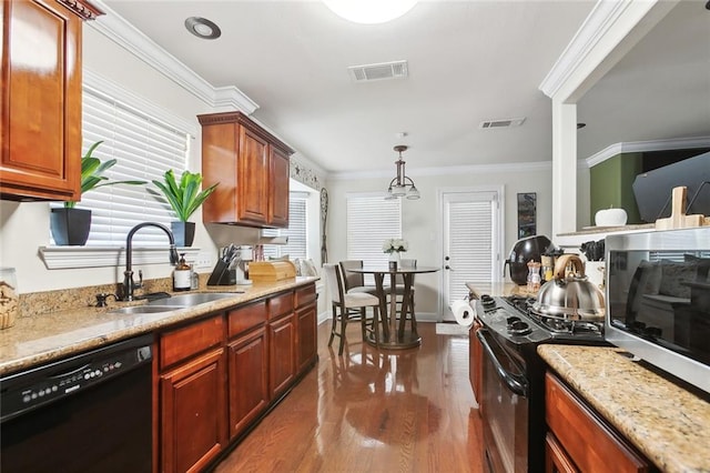 7160 E Renaissance Ct, New Orleans, LA 70128 - kitchen with visible vents, crown molding, dark wood finished floors, a sink, and black appliances