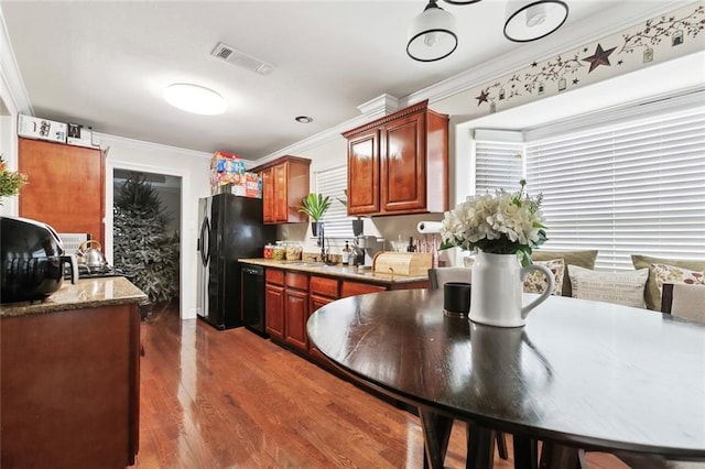 7160 E Renaissance Ct, New Orleans, LA 70128 - kitchen with dark wood-style flooring, a sink, visible vents, ornamental molding, and black appliances