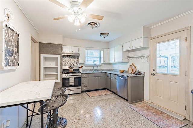 kitchen featuring visible vents, light speckled floor, ceiling fan, appliances with stainless steel finishes, and gray cabinetry