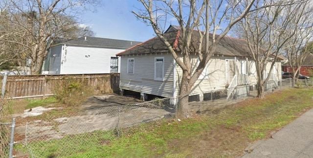 612729 Bienvenue St, New Orleans, LA 70117 - exterior space with fence