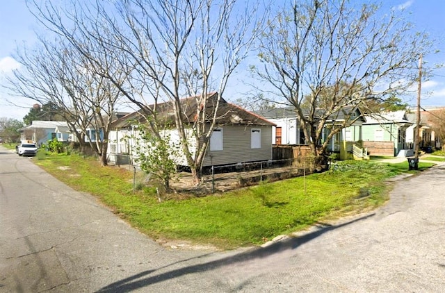 612729 Bienvenue St, New Orleans, LA 70117 - view of property exterior featuring a residential view