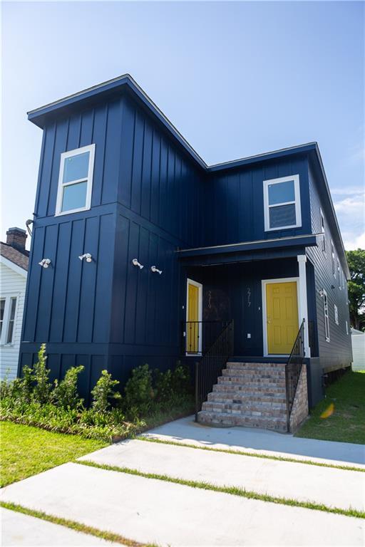 271719 Clover St, New Orleans, LA 70122 - contemporary home with board and batten siding
