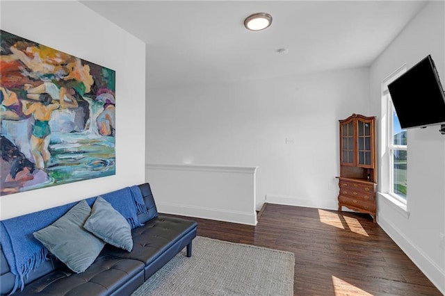 542 Abalon Ct, New Orleans, LA 70114 - living area featuring wood finished floors and baseboards