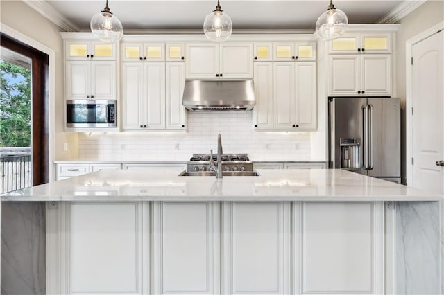 400 40th St, New Orleans, LA 70124 - kitchen featuring stainless steel appliances, under cabinet range hood, a kitchen island with sink, backsplash, and crown molding