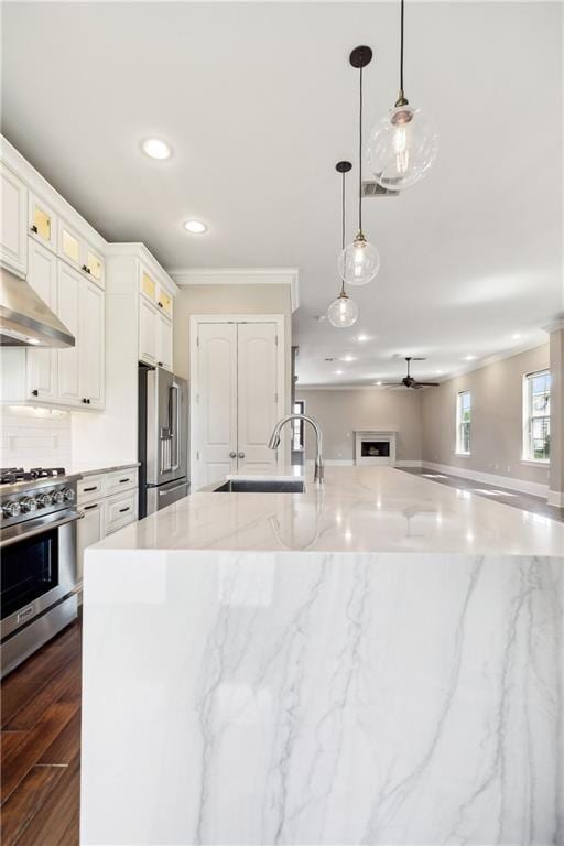 400 40th St, New Orleans, LA 70124 - kitchen featuring stainless steel appliances, open floor plan, recessed lighting, a sink, and a ceiling fan