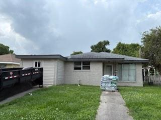 view of front of house featuring a front lawn