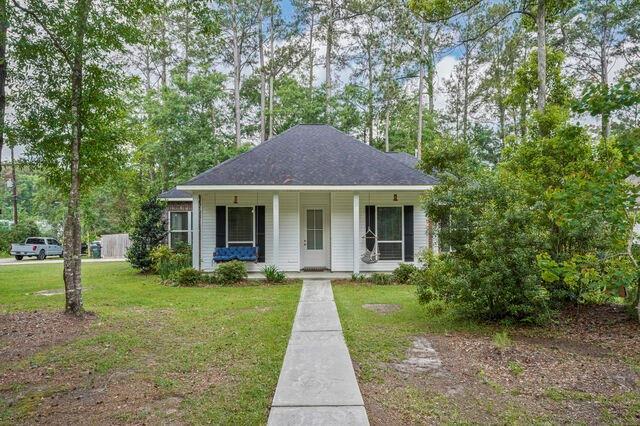 166 Egret St, Covington, LA 70433 - view of front of home featuring covered porch and a front lawn
