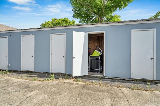 4716 Annunciation St Unit 2E, New Orleans, LA 70115 - view of outbuilding with an outdoor structure