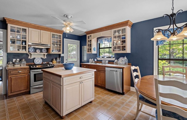 155 Greencrest Dr, Slidell, LA 70458 - kitchen with appliances with stainless steel finishes, a center island, a ceiling fan, under cabinet range hood, and glass insert cabinets