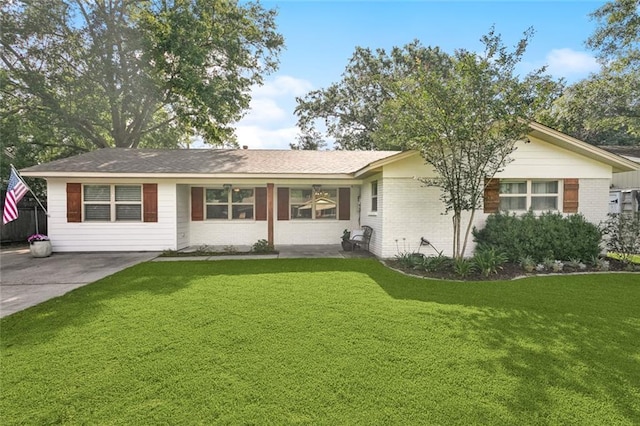 ranch-style home featuring brick siding and a front yard