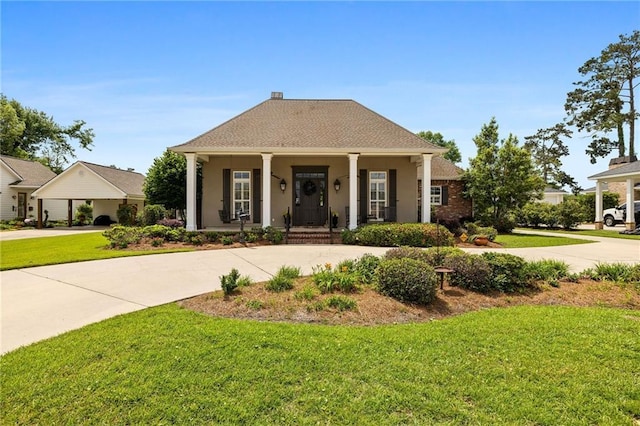 609 W Dakota St, Hammond, LA 70401 - view of front of property featuring curved driveway, stucco siding, a porch, and a front lawn