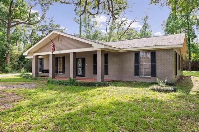ranch-style house featuring a front lawn and brick siding