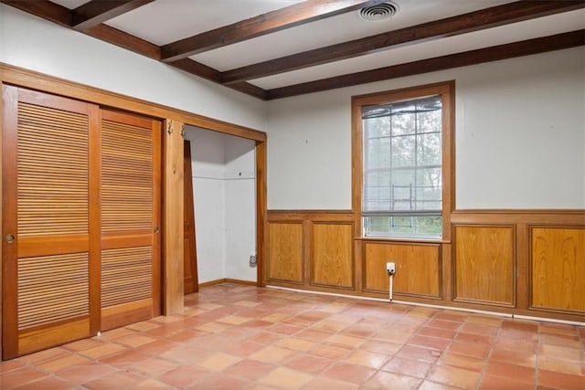 bathroom featuring a tile shower