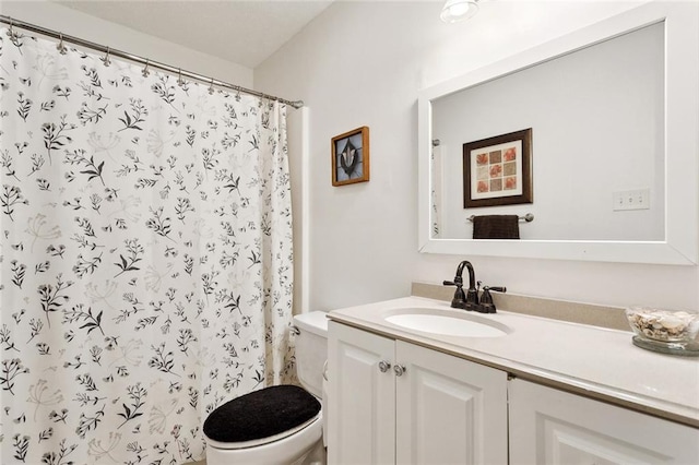 full bathroom with toilet, a shower with curtain, and vanity
