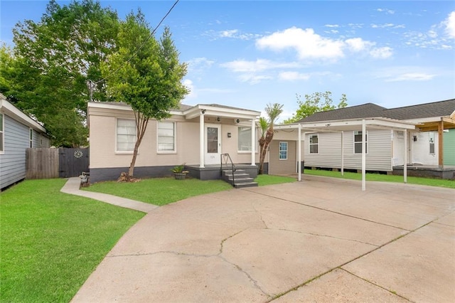 view of front of property with fence, driveway, and a front yard