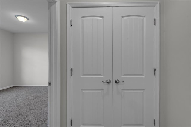detailed view of carpet and baseboards