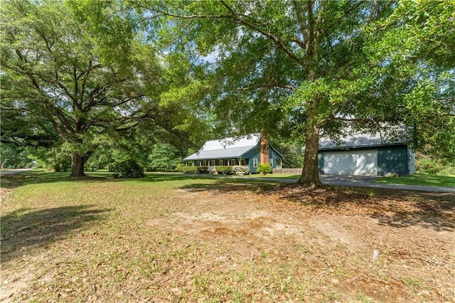 view of yard with driveway
