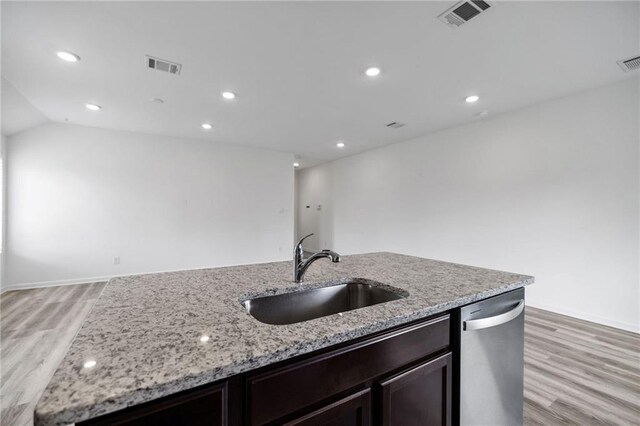 48345 Red Fox Dr, Hammond, LA 70401 - kitchen featuring stainless steel appliances, light wood-style floors, an island with sink, baseboards, and recessed lighting