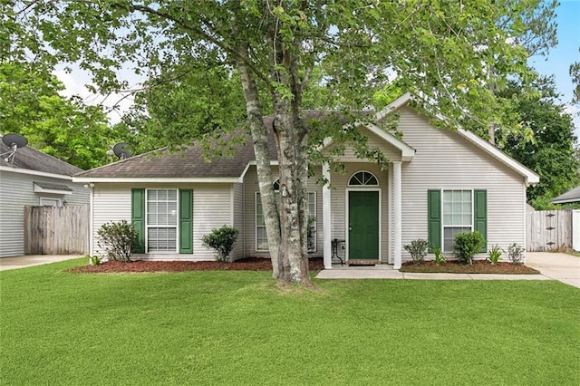view of front of home with fence and a front yard