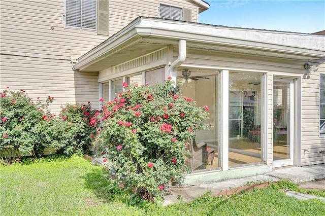 809 Oakwood Dr, Terrytown, LA 70056 - view of exterior entry with a yard