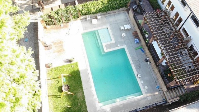 5640 Bancroft Dr, New Orleans, LA 70122 - bird's eye view of a pool