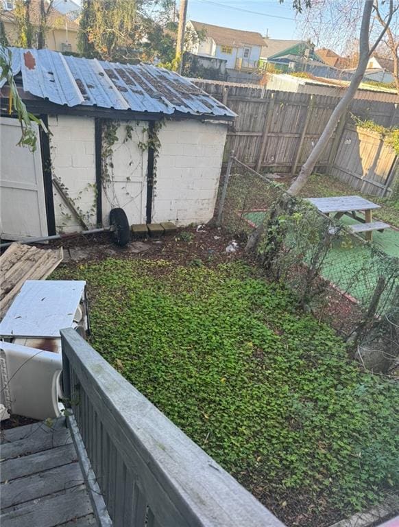 view of yard with a storage shed, a residential view, an outbuilding, and a fenced backyard
