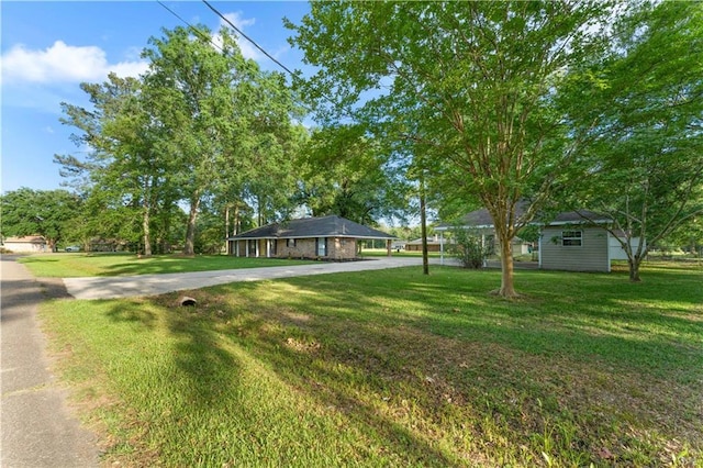 view of front of home featuring driveway and a front yard
