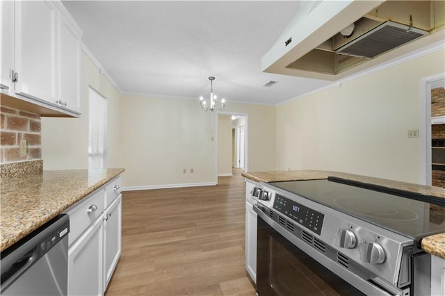 kitchen featuring white cabinetry, a chandelier, ornamental molding, stainless steel appliances, and light wood-style flooring