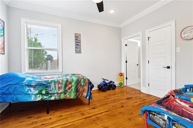 bedroom featuring ornamental molding, a ceiling fan, recessed lighting, and wood finished floors