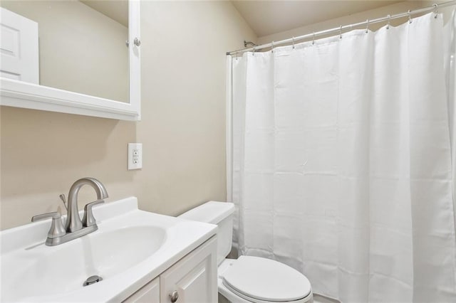 full bath featuring toilet, a shower with curtain, and vanity