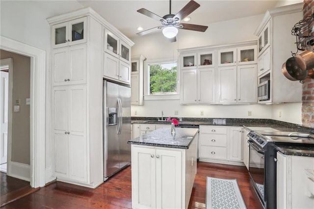 kitchen with dark wood-style flooring, ceiling fan, a sink, a center island, and stainless steel appliances