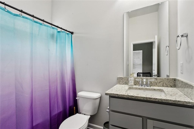 bathroom featuring toilet, baseboards, a shower with shower curtain, and vanity
